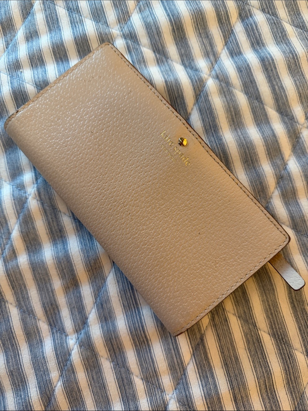 kate spade beige pebbled leather wallet with gold logo